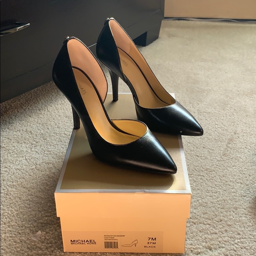 Michael Kors size 7 black leather pumps